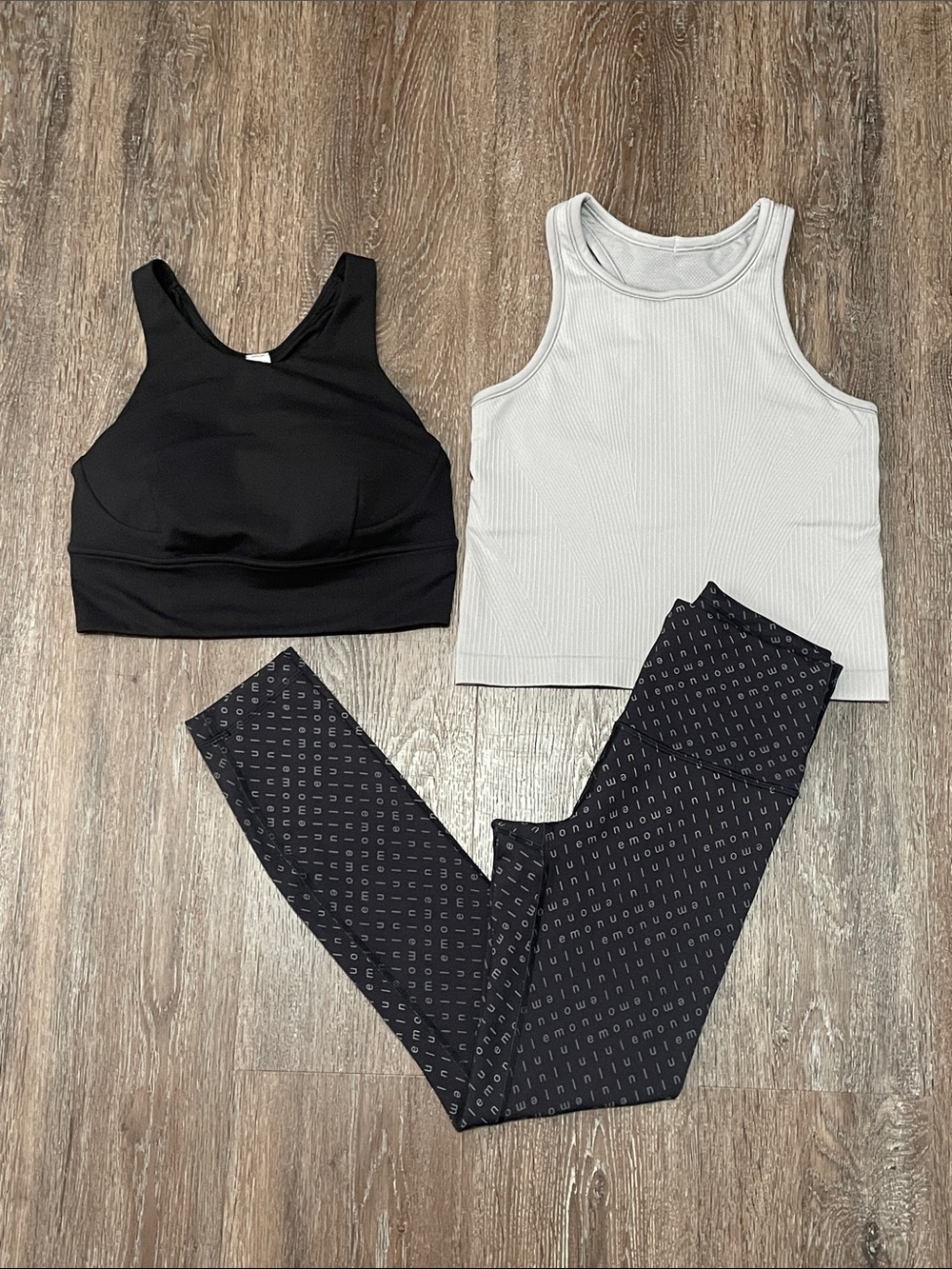 EUC Lululemon Matching Black/Grey Set. Size Tops 6/ Bottom 4